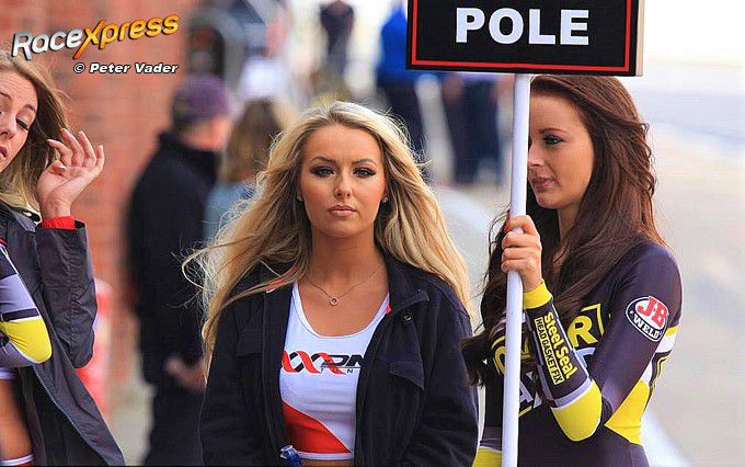 Grid girl op pole in Brands Hatch RX foto Peter Vader