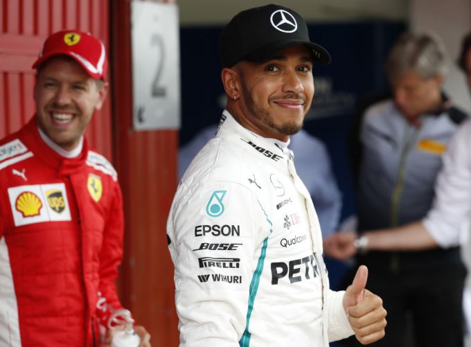 Lewis Hamilton duimpje omhoog