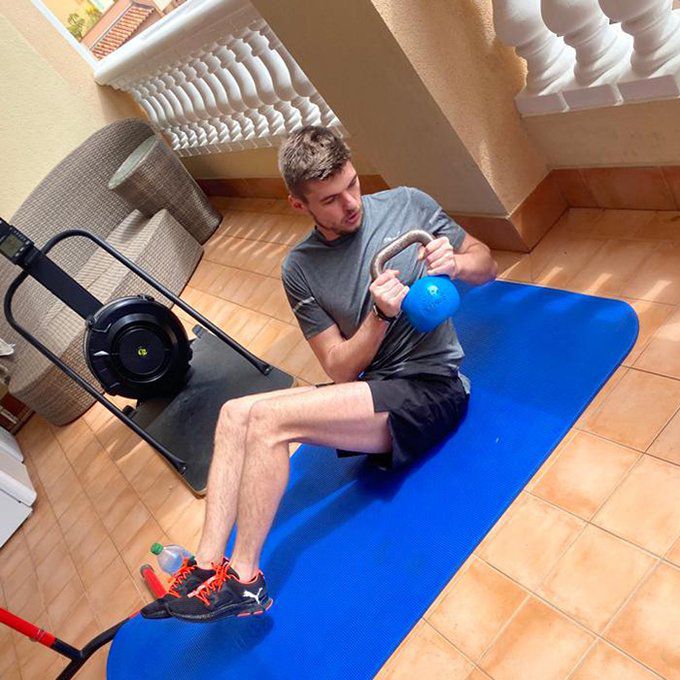 FOTO'S Max Verstappen werkt zich in zweet in eigen 'fitnesszaal' |