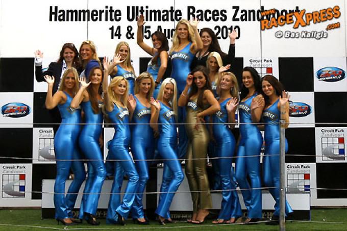 Babes - 16 toppers in latex-pakjes op het podium van Circuit Zandvoort