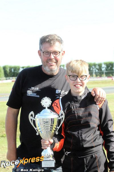 Koen de Rooy met vader en monteur podium in IAME X30 Junioren
