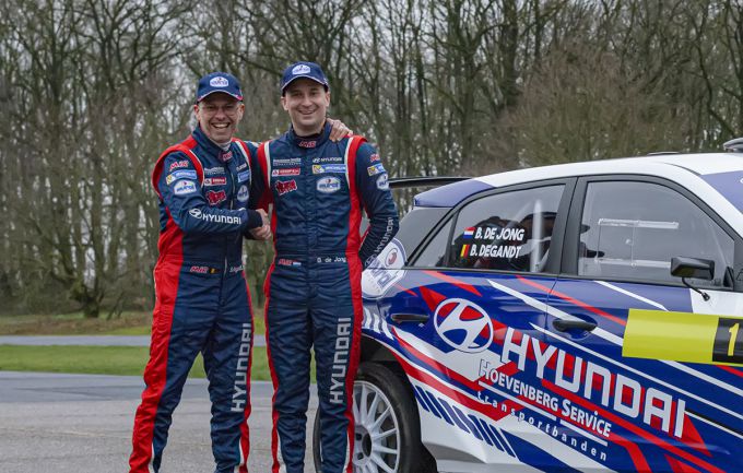 Regerend en Open Nederlands Rallykampioen Bob de Jong rechts en Bjorn Degandt in actie tijdens de Virtuele Nacht van Achtmaal
