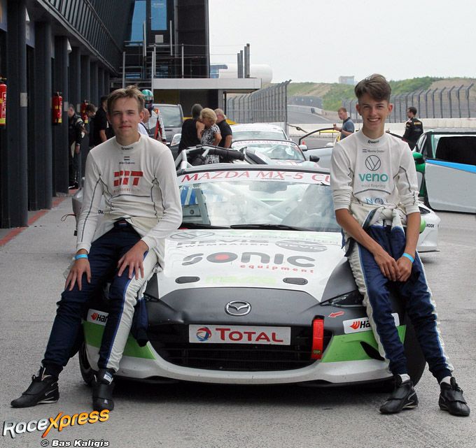 Milan Teekens links en Maxime Oosten rechts Mazda MX5 Cup
