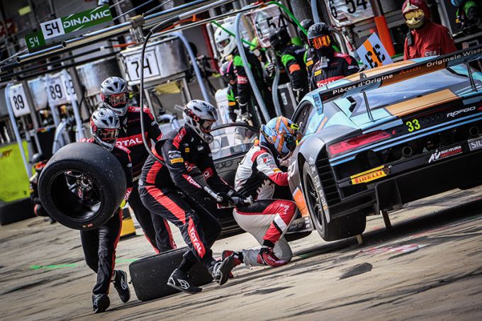 Het Belgian Audi Club Team WRT wint meteen