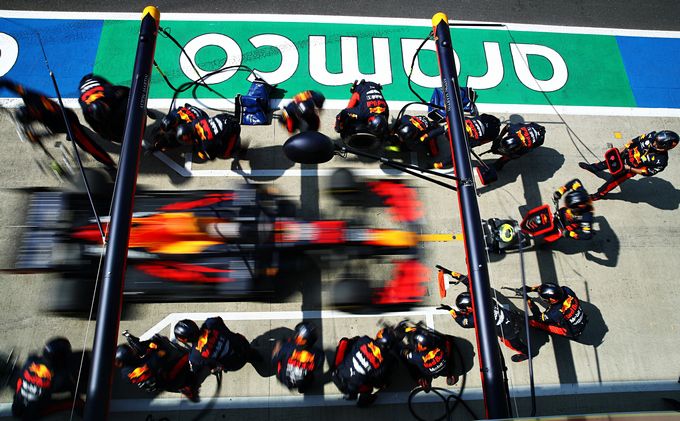 Max Verstappen pitstop Red Bull banden Pirelli