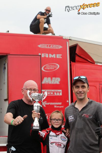 Jason Bralić met zijn vader Zlatko en Peter en Nick de Bruijn bovenop de truck