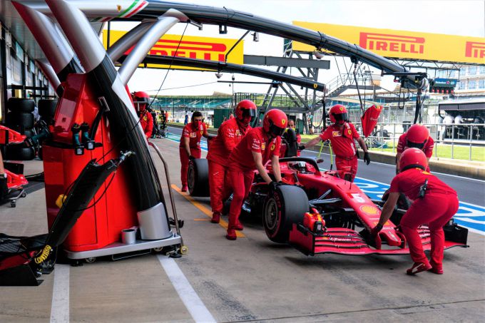 Sebastian_Vettel_Nr5_pitstop_Silverstone
