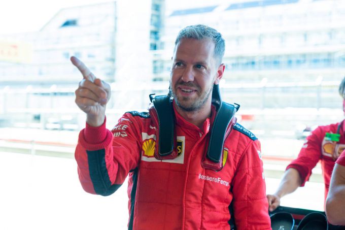 Sebastian_Vettel_m_F1_Ferrari_vingertje_let_op