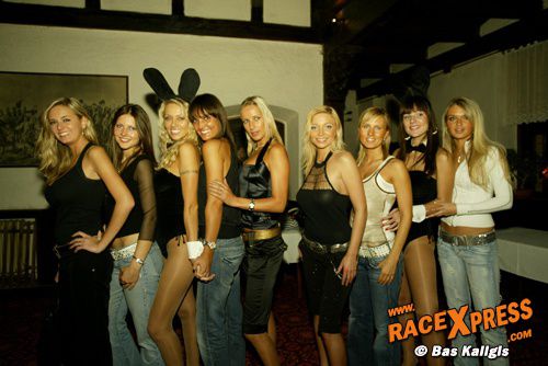 Grid girls: je ziet ze niet meer bij de Formule 1, wel bij ons! Wat een mooie startopstelling met Playboy babes!