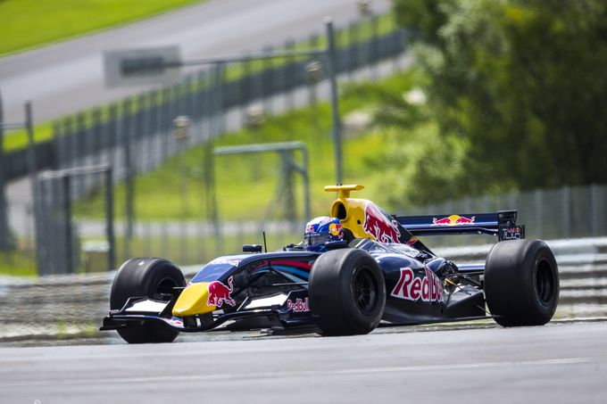 Red Bull Lindsey Vonn in actie in een Formule Renault