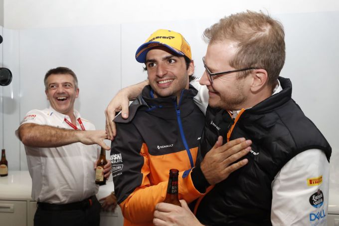 Carlos_Sainz_Jr_en_Andreas_Seidl_team_principal_McLaren