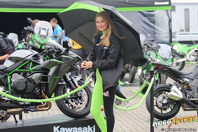 Kawasaki babe Mean Machine en umbrella girl