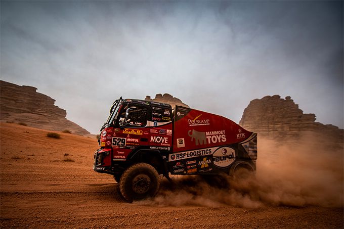 Dakar 2021 Mitchel van den Brink sleurt de Volvo vrachtauto door Saoedi-Arabi