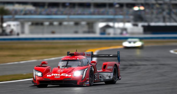Nr_31_Felipe_Nasr_en_Pipo_Derani_Whelen_Engineering_Cadillac_DPi