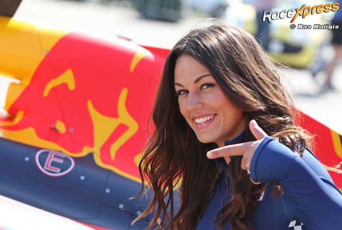 mooie Red Bull-babe bij de Formule 1-auto van Max Verstappen