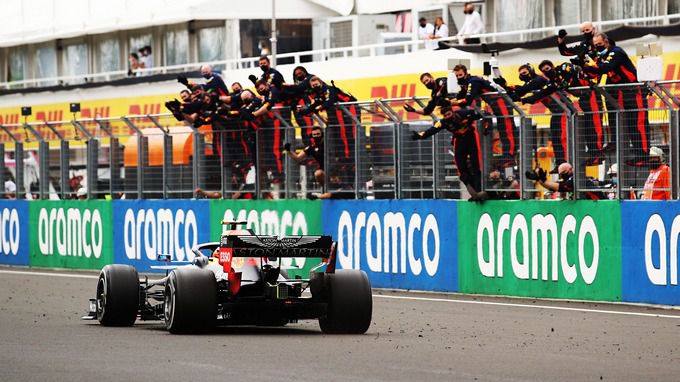 Max Verstappen Red Bull toch nog podium na crash opwarmronde Hongarije