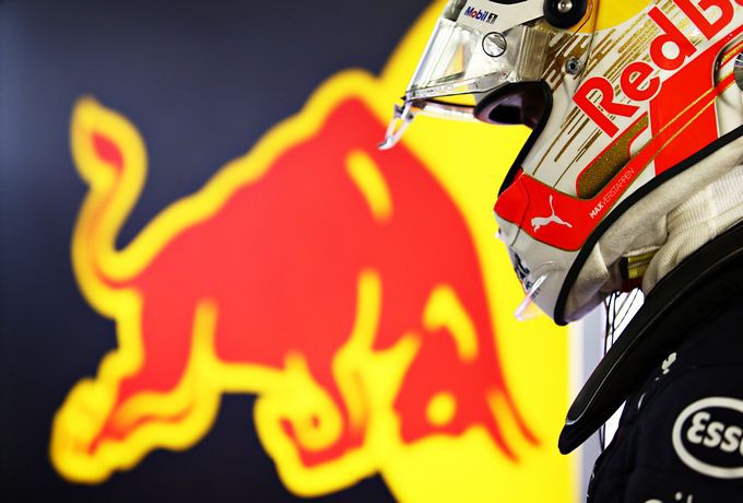 Max_Verstappen_F1_Red_Bull_logo