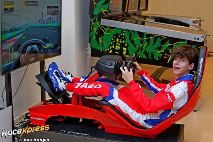 Theo Visser racet veel in de simulator en droomt van de autosport