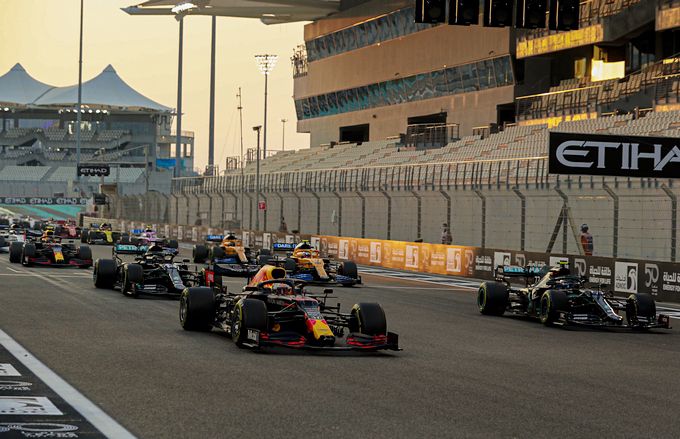 Max Verstappen Red Bull en Mercedes start GP Abu Dhabi