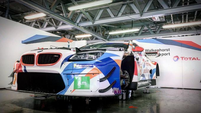 8_Walkenhorst_BMW_M6_GT3_pitbox_low_position