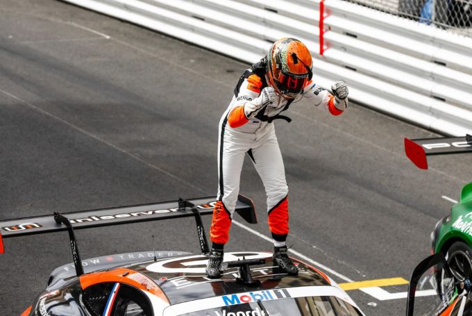 Porsche Mobil 1 Supercup Monaco_Larry_ten_Voorde_juichend op het dak