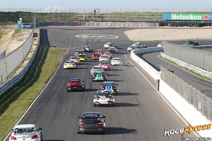 Mega-startveld van BMW Racing Cup op circuit Zandvoort