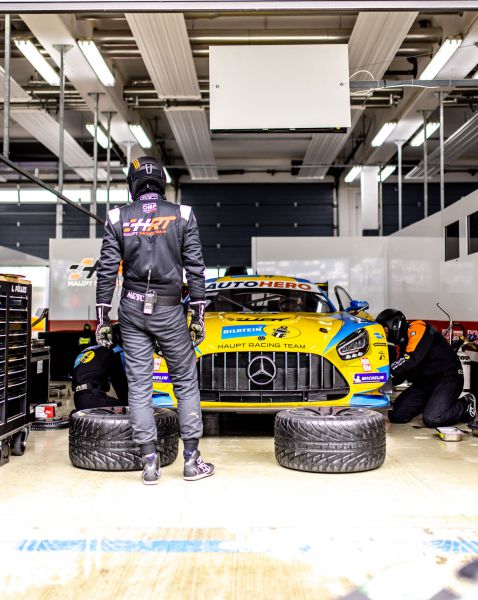 HRT preview Monza Bilstein Mercedes monteur pits
