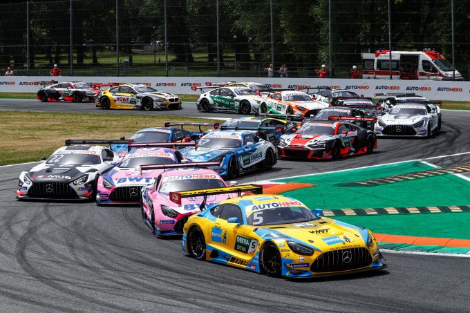 Sterke_start_van_het_DTM-seizoen_2021m_Vincent_Abril_MON_leidt_het_veld_in_de_Mercedes-AMG_Team_HRT