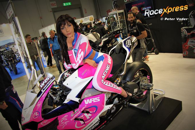 motorbabe: Italiaanse schone op een roze superbike