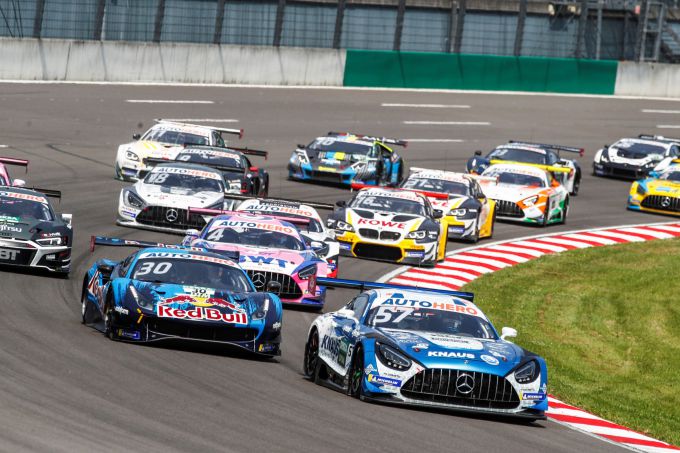 Strak_gespreid_en_deels_naast_elkaar_door_de_verhoogde_curve_het_DTM-veld_na_de_start