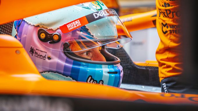 Daniel_Ricciardo_in_car_F1_McLaren
