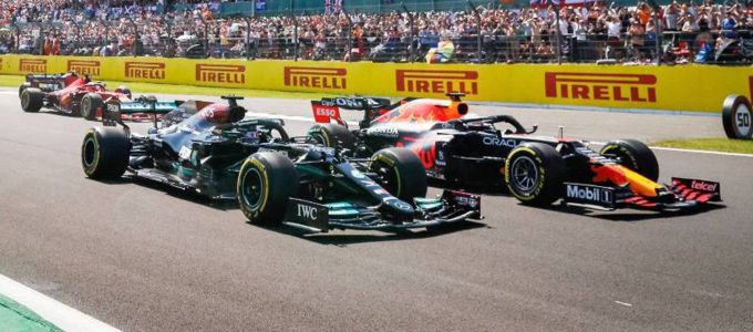 Max Verstappen en Lewis Hamilton Silverstone F1