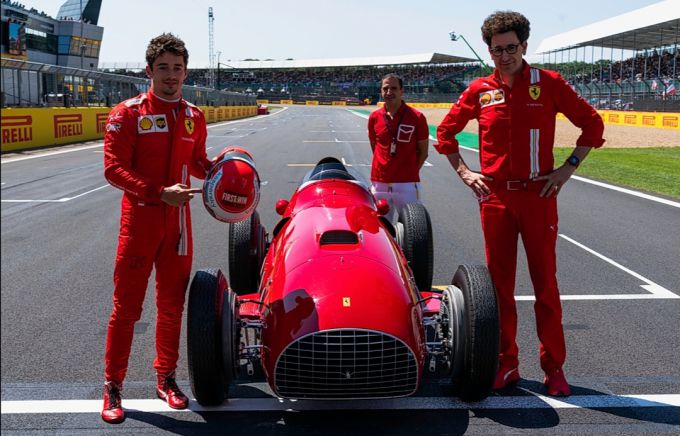 Charles Leclerc rijdt in historische Ferrari 375 F1