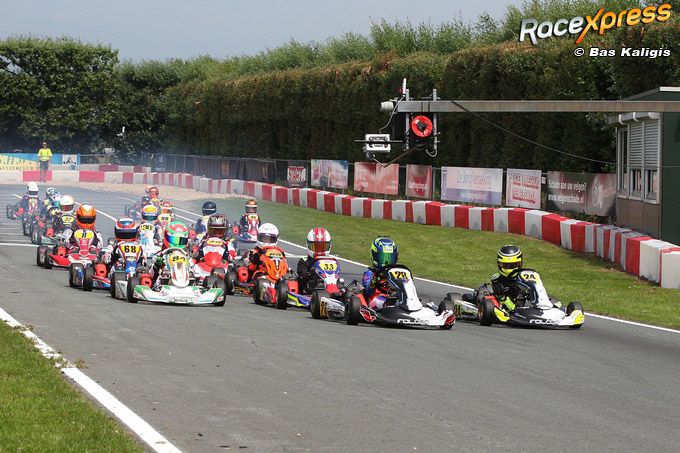 Start mini's met nummer 28 Mees Houben aan kop