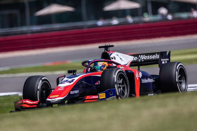 Bent Viscaal perst alles uit Formule 2-wagen op Silverstone