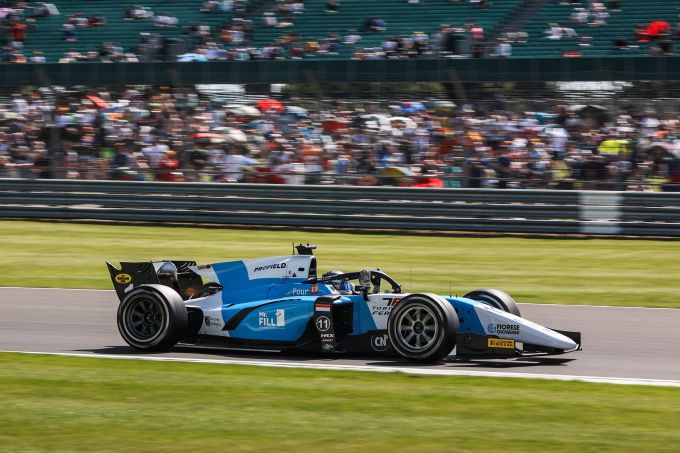 Richard Verschoor schittert op Silverstone met eerste zege in FIA Formule 2