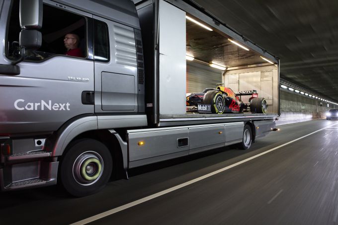Formule 1-auto van Max Verstappen wordt 'thuisbezorgd' door CarNext met behulp van online distributienetwerk