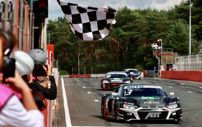 Kelvin_van_der_Linde_winnaar_zw_wit_geblokte_vlag