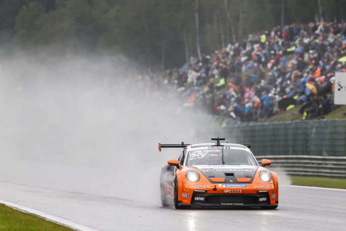 Porsche Mobil 1 Supercup at Spa Team GP Elite met Larry ten Voorde voorbij tribune met oranje fans