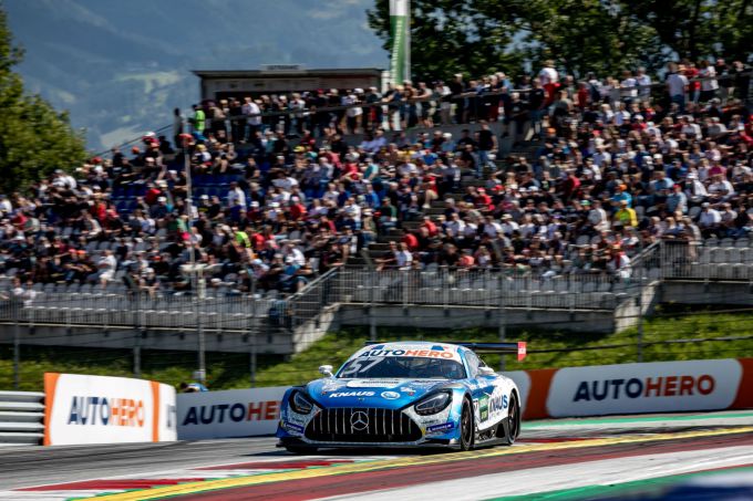Voor_een_sfeervol_decor_de_als_vierde_geplaatste_Philip_Ellis_SUI_Mercedes-AMG_Team_WINWARD