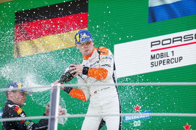Porsche Mobil 1 Supercup Larry ten Voorde viert de twee titels met champagne op het podium