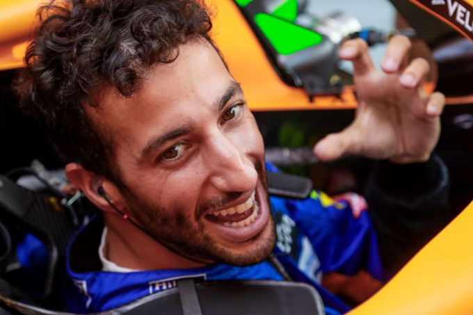 Daniel_Ricciardo_cockpit_blij_met_P3_McLaren_at_Monza