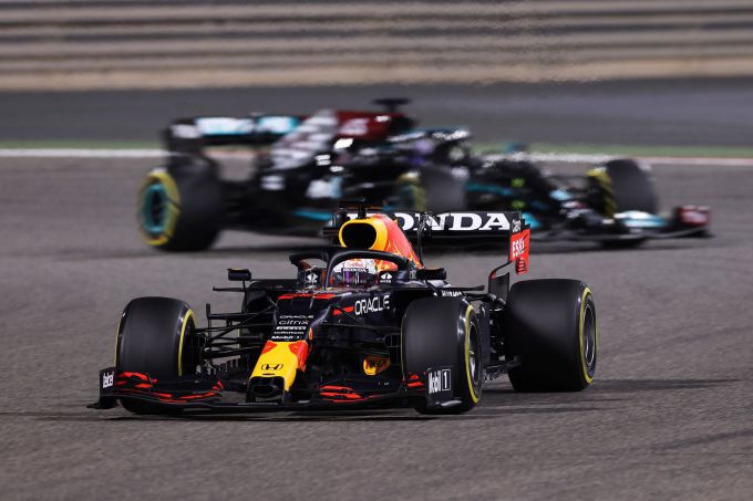 Max Verstappen leidt voor Lewis Hamilton F1