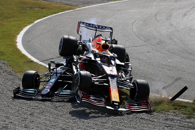 Max Verstappen en Lewis Hamilton crashen in Monza 2021