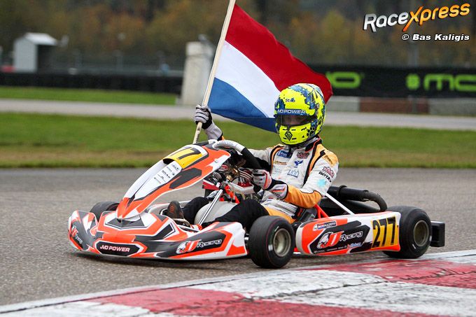 Bruno Mulders Nederlands kampioen ererondje met vlag