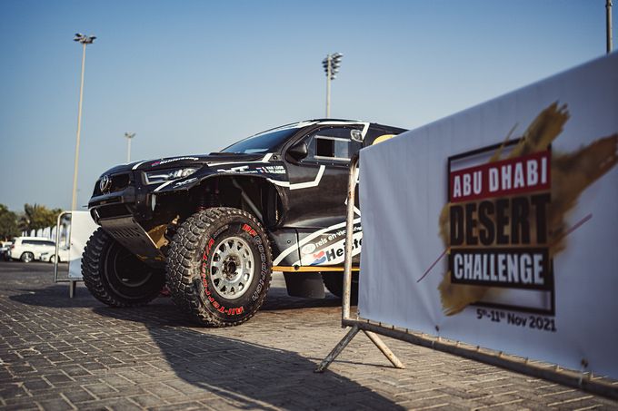 Erik van Loon met nieuwe schokbrekers op de Toyota Hilux T1+ Abu Dhabi Desert Challenge 