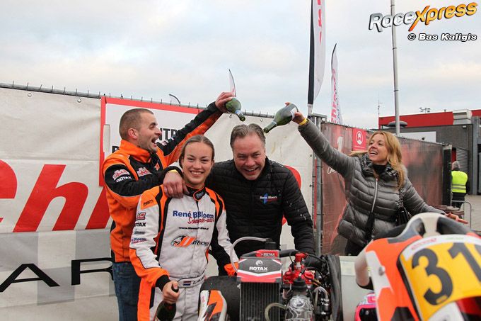 Luna Bloem eerste vrouwelijke kampioen Rotax Max en champagne douche vader René Bloem nat gespoten