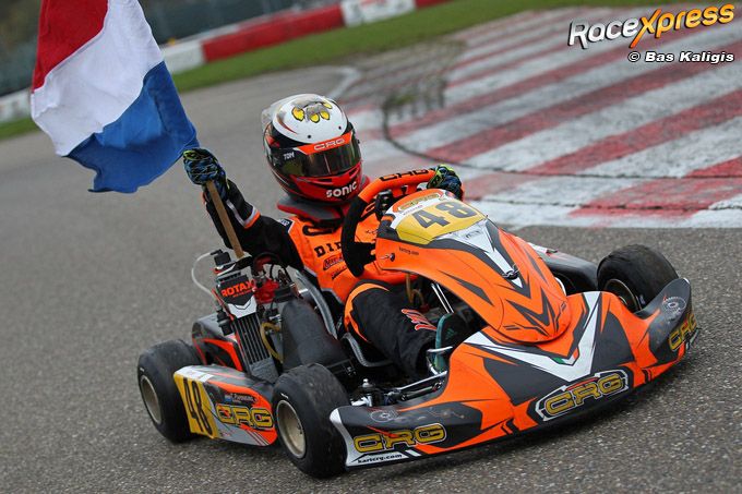 Tom Papenburg Nederlands kampioen karting rijdt ererondje met Nederlandse vlag