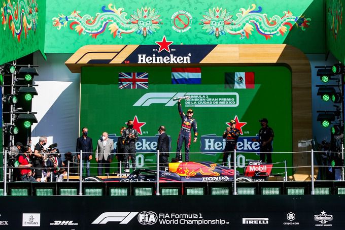Max Verstappen en Sergio Perez op podium Heineken F1 GP Mexico