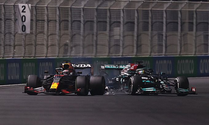 Max Verstappen versus Lewis Hamilton